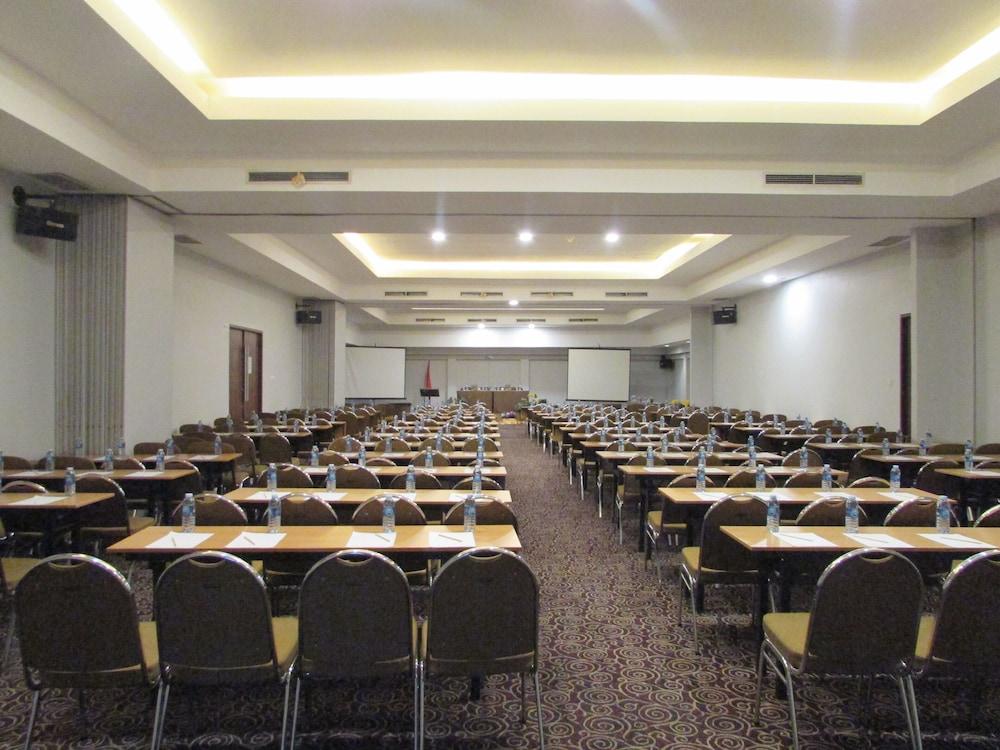 Townhouse Oak Hotel Grand Cikarang Exterior foto
