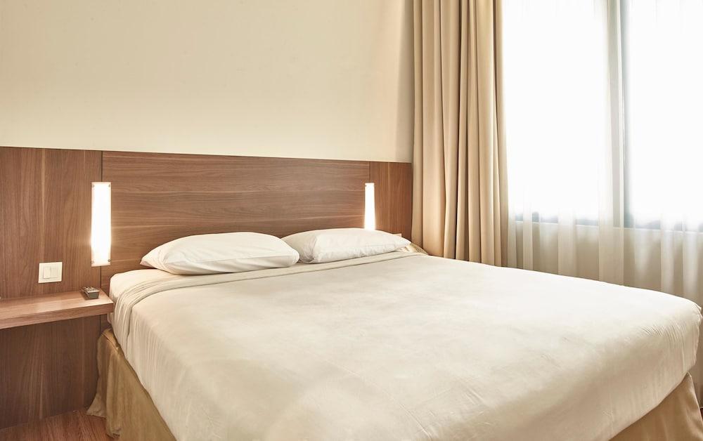 Townhouse Oak Hotel Grand Cikarang Exterior foto